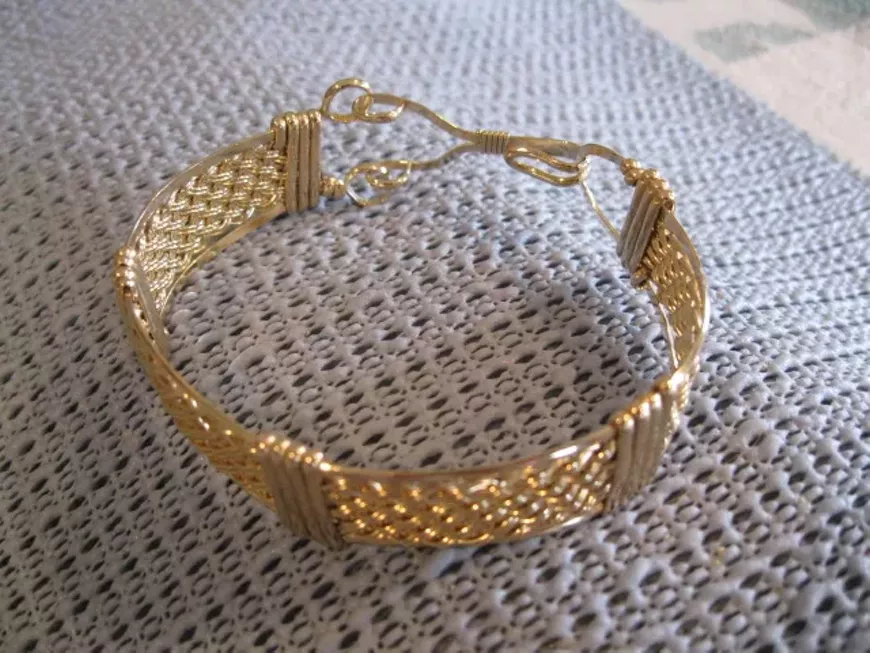 2018-11-01_bev_brown_bracelet.webp