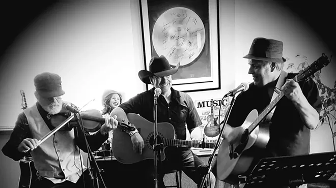 Image: 3 Songwriters Share the Stage