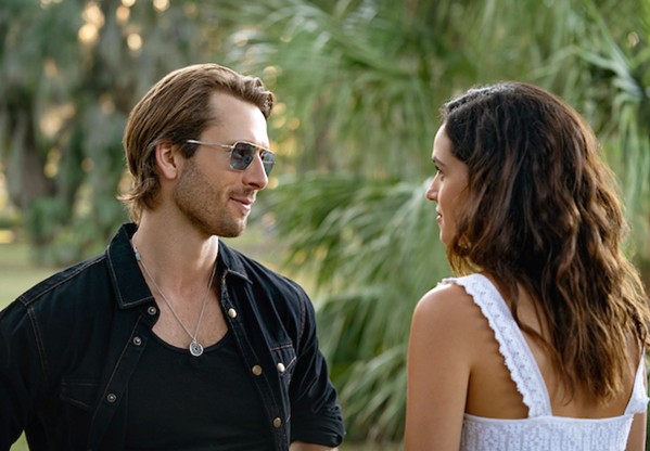 FATAL ATTRACTION An undercover mole (Glen Powell, left) pretending to be a hit man gets dangerously close to a client (Adria Arjona, right) who hires him to kill her husband, in Netflix's Hit Man. - PHOTO COURTESY OF NETFLIX